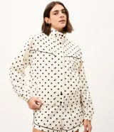 Campera rompevientos deportiva Get Over de microfibra, con estampado de lunares, cuello alto, cierre frontal y bolsillos.