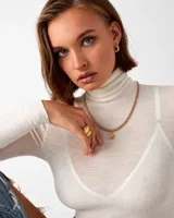 Collar elaborado con cristalitos facetados en tonos marrones y rosados, intercalados con pequeñas cuentas doradas de acero. Cuenta con un dije colgante en forma de estrella dorada y cierre de acero.