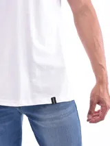 Remera blanca de corte regular con cuello en V y mangas cortas.