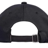 Gorra Converse estilo dad hat de color negro, con visera curva y el texto "Chuck Taylor" junto a una estrella bordados en el frente en tonos beige.