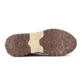 Bota casual de hombre estilo urbano, confeccionada en una combinación de cuero y paneles de malla técnica. Presenta cordones reforzados, cuello acolchado para mayor confort y una suela de goma dentada con entresuela en contraste.