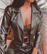 Campera negra de cuero sintético con cierre frontal asimétrico y cuello solapa.