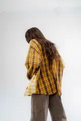 Camisa de algodón con diseño de patchwork a cuadros en tonos tierra, con cuello mao, cierre frontal de botones y detalles de apliques bordados.