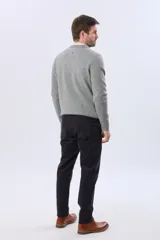 Pantalón de pana de corte recto y cinco bolsillos, con cierre de botón y cremallera, y detalles metálicos personalizados.