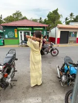 Vestido largo de tejido de punto color amarillo claro, con cuello polo y mangas acanaladas.