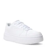 Championes Puma modelo Rebound Femme Low con plataforma, diseño monocromático en color blanco, con perforaciones en los laterales y puntera, y logo de la marca en el talón de la suela.