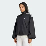 Campera Adidas de corte amplio tipo blouson, color negro con sutil patrón a cuadros. Presenta cuello alto, hombros caídos, mangas voluminosas con puños elastizados y las clásicas tres tiras blancas en los hombros. Incluye el logo del trifolio bordado en el pecho.