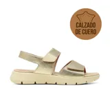 Sandalia casual Usaflex modelo Ainara de cuero dorado, con tiras ajustables con velcro, suela anatómica y plataforma baja en tono beige.