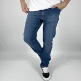 Pantalón de jean azul de corte recto, con bolsillos clásicos.