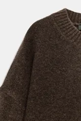 Jersey de punto de tacto suave, color azul eléctrico, con cuello redondo y manga larga. Presenta acabados en rib en cuello, puños y ruedo.