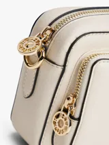 Cartera tipo bandolera Tommy Hilfiger de acabado granulado en color beige. Presenta un diseño rectangular con cierre de cremallera, bolsillo frontal exterior con cierre y el monograma TH metálico en dorado en la parte delantera. Incluye una correa extraíble.