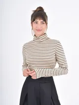 Polera de cuello alto y manga larga con diseño de rayas horizontales finas en color beige y negro.