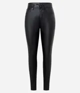 Pantalón skinny de sarga resinada color marrón, con cintura media, trabillas y bolsillos.