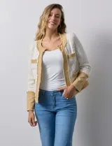 Chaqueta Nanette de tejido tweed y denim color blanco con cuello a la base y abertura central. Delantera con bolsillos, puño con aplique de botones metálicos y terminación desflecada.