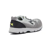 Championes Diadora modelo Smu M, color gris oscuro, con detalles en negro, blanco y azul, confeccionados en malla y gamuza, con suela de goma antideslizante y logo de la marca en el lateral.