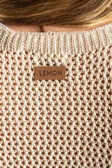 Chaleco tejido sin mangas de calce al cuerpo, con cuello redondo y diseño de punto abierto. Presenta terminaciones acanaladas en cuello, sisas y ruedo.