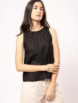 Top negro de lino con bordado de hojas, sin mangas, escote redondo y largo por arriba de la cadera.