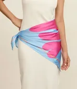 Pañuelo cuadrado de satén con estampado abstracto en tonos azul claro, fucsia y naranja.