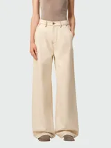 Pantalón de jean estilo wide leg en color beige, con tiro alto, cierre frontal con botón y bolsillos laterales.