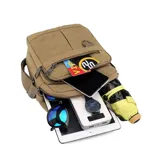 Morral de tela canvas color verde oliva, con correa regulable y asa de mano. Tiene dos bolsillos frontales con cierre, llavero exterior, bolsillos internos y bolsillo trasero con cierre.