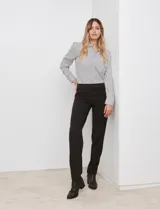 Pantalón de vestir negro marca Zac & Rachel, de corte recto, con pretina con faja interna modeladora, bolsillos delanteros rectos y traseros simulados.