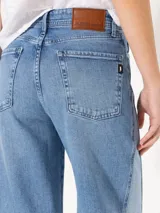 Jeans Mary Sun wide leg de calce recto, confeccionado en denim azul con lycra. Presenta tiro alto, bolsillos delanteros y traseros, y terminación con ruedo desflecado.