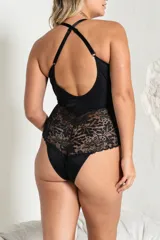 Body negro de lycra y microtul con patrón de puntos, con puntilla elastizada, tiras cruzadas en la delantera, breteles elásticos regulables y broche en la entrepierna.