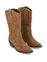 Bota de caña alta estilo texano en cuero gamuza color marrón cognac, con punta fina, taco acuñado y apliques ornamentales de tachas que forman patrones decorativos en la caña.