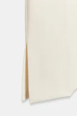 Pantalón de tiro alto con diseño cropped, confeccionado en tejido con viscosa. Presenta raya planchada frontal, aberturas laterales en el bajo y cierre lateral con cremallera oculta.