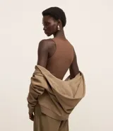 Body color marrón, sin mangas, con cuello halter y cierre en la entrepierna.