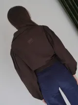 Pantalón de paño combinado con tira de cuero color marrón.