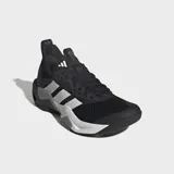 Championes de entrenamiento Adidas Rapidmove ADV 2, color negro con detalles en blanco y gris. Presentan un diseño técnico con exterior textil transpirable, mediasuela con tecnología LightstrikePro para mayor amortiguación y suela de caucho Continental para un agarre superior.
