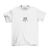Remera blanca de algodón con estampado gráfico en la espalda que presenta calaveras, llamas y elementos abstractos en colores vibrantes.