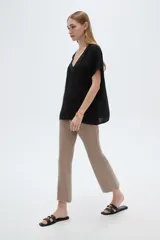Blusa blanca de poliéster de corte holgado, con escote en V y mangas cortas.