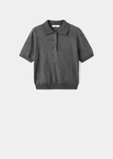 Jersey de punto fino color gris oscuro, de manga corta, con cuello polo y cierre frontal de botones.