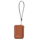 Billetera Guess modelo Elliot de color marrón, confeccionada en cuero sintético con estampado de monograma grabado y el logo de la marca en letras metálicas doradas en el frente. Cuenta con cierre de cremallera, ranuras externas para tarjetas y una correa de muñeca desmontable con herrajes dorados.