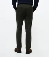 Pantalón slim de sarga lavada para hombre, de corte ajustado y color beige, con bolsillos laterales y traseros, trabillas para cinturón y cierre frontal con botón y cremallera.