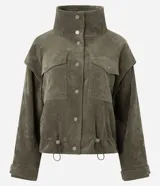 Campera Marfinno de pana verde militar, con cuello alto, cierre frontal con botones a presión, bolsillos con solapa en el pecho y cordón ajustable en el bajo.