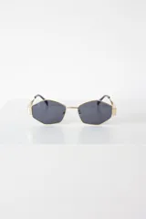 Lentes de sol con armazón y patillas metálicas doradas, diseño de forma geométrica hexagonal y cristales oscuros con protección UV400.