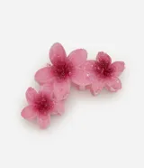 Pinza para el pelo con diseño de tres flores de jasmim superpuestas, color rosado translúcido con aplicación de purpurina en los pétalos.