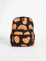 Mochila negra con estampado de caras sonrientes color naranja, con bolsillo frontal y cierre superior.