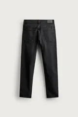 Jeans slim fit de tiro medio, color celeste claro con efecto lavado. Confeccionados en tejido elástico, cuentan con diseño de cinco bolsillos y cierre frontal con cremallera y botón metálico.