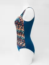 Malla enteriza estampada con diseño geométrico multicolor que degrada a azul en la parte inferior, con escote cuadrado y tirantes anchos.