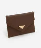 Billetera pequeña color marrón con tapa y cierre de botón a presión. Tiene una placa triangular dorada con el logo de la marca y divisiones para tarjetas.