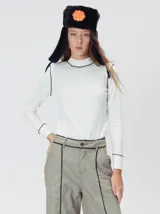 Pantalón sastrero de tiro medio y pierna ancha, con diseño a rayas verticales finas y detalle de vivos negros en la pretina y a lo largo del frente.