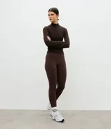 Campera deportiva de corte ajustado, confeccionada en tejido seamless de poliamida y elastano. Presenta cuello alto, cierre frontal con cremallera y textura acanalada.
