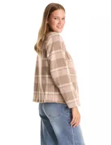 Chaqueta de corte recto y cuello redondo, confeccionada en tejido aterciopelado con estampado de cuadros en tonos beige y marrón. Presenta cierre frontal con botones metálicos circulares, bolsillos tipo parche en el frente y forro interno a tono.