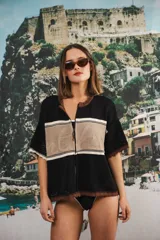 Remera de punto con diseño retro de bloques de color en marrón, crema y celeste. Presenta cierre frontal, cuello redondo, mangas cortas y tejido calado en la parte inferior. Incluye detalle de logo en relieve en el frente.