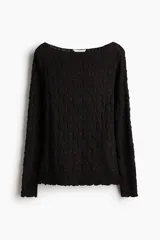 Top de manga larga con cuello bote, confeccionado en tejido de punto con textura efecto encaje y terminaciones con ribete sobrehilado en puños y ruedo.