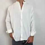 Camisa de manga larga con cuello mao, confeccionada en lino, de corte regular y cierre frontal con botones.